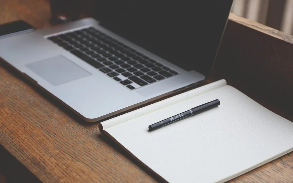 desk laptop notebook pen workspace 593327